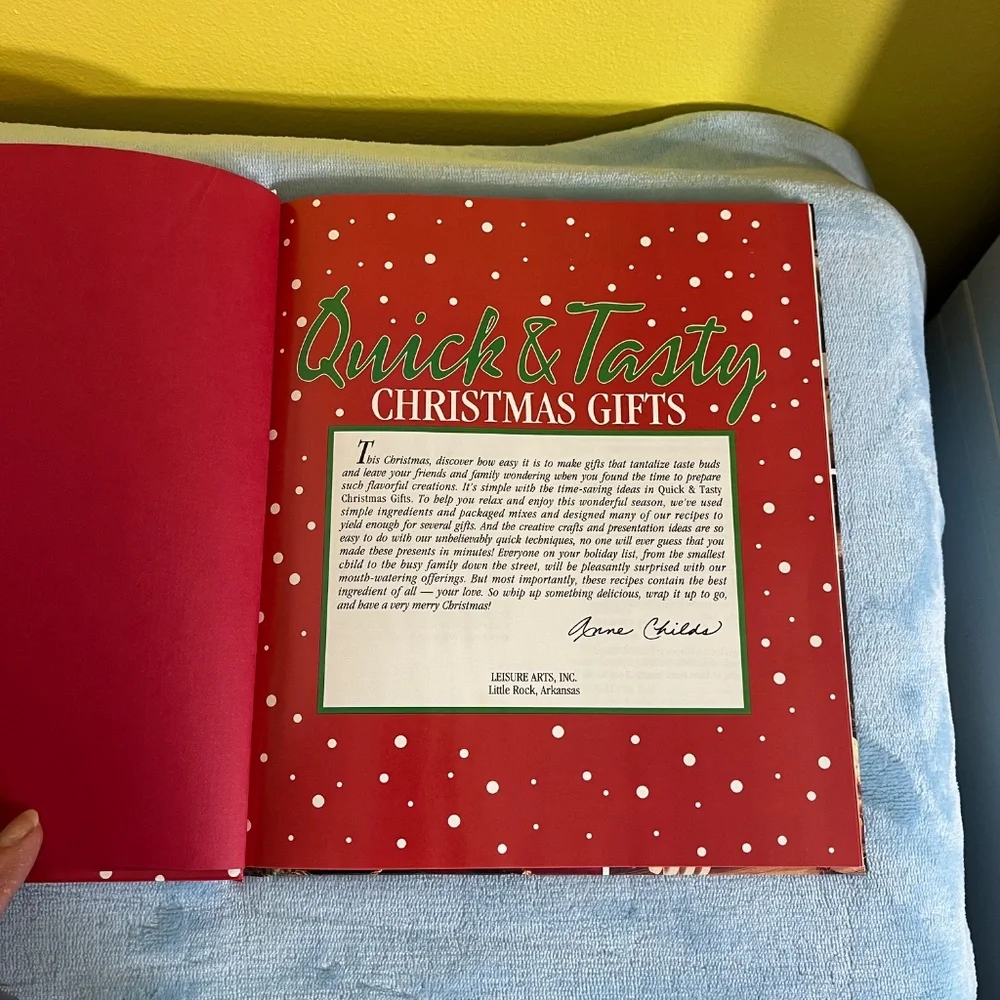 Quick & Tasty Christmas Gifts Hardcover Cookbook- LIKE NEW